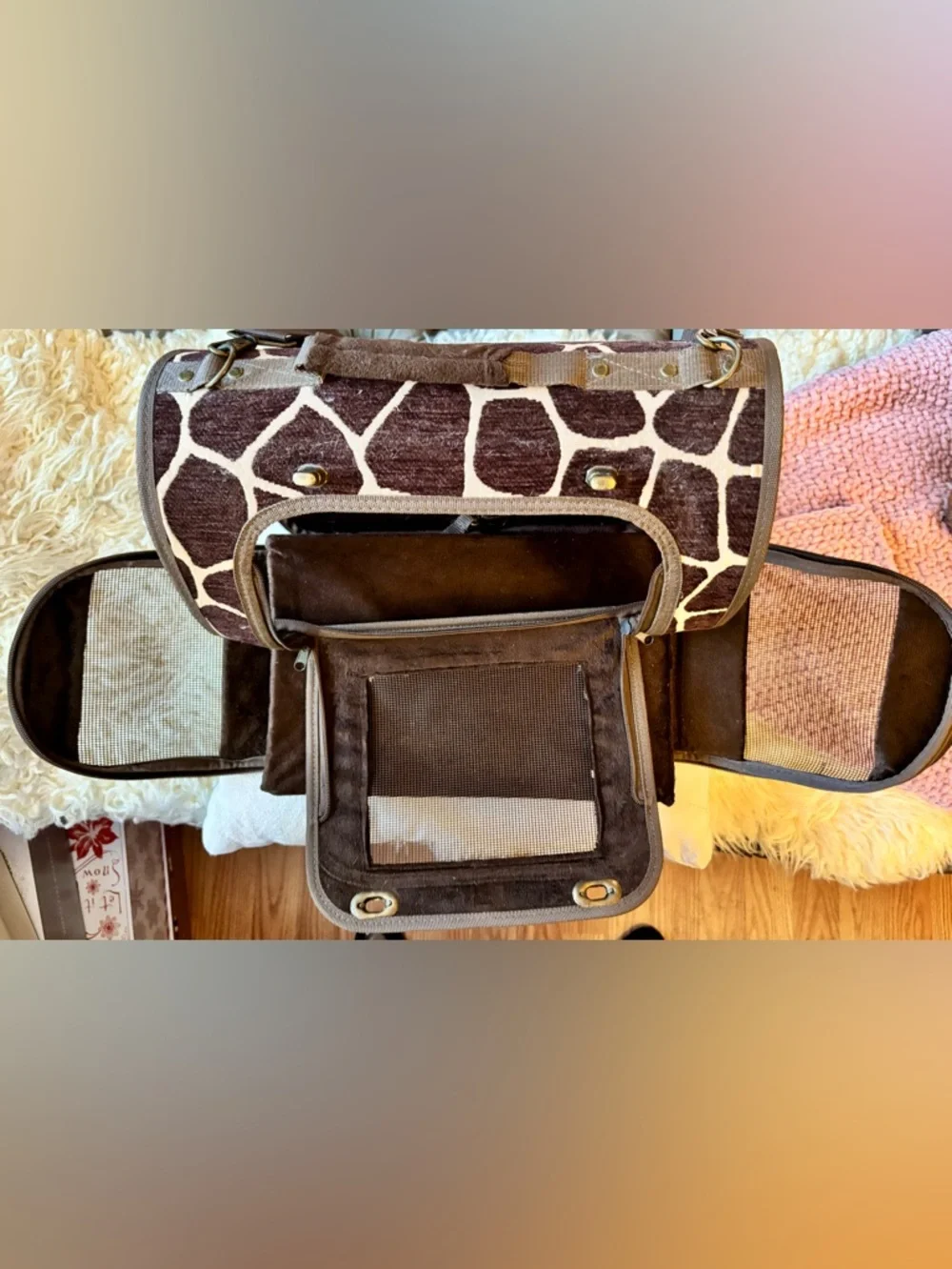 Brown Giraffe-Print pet carrier